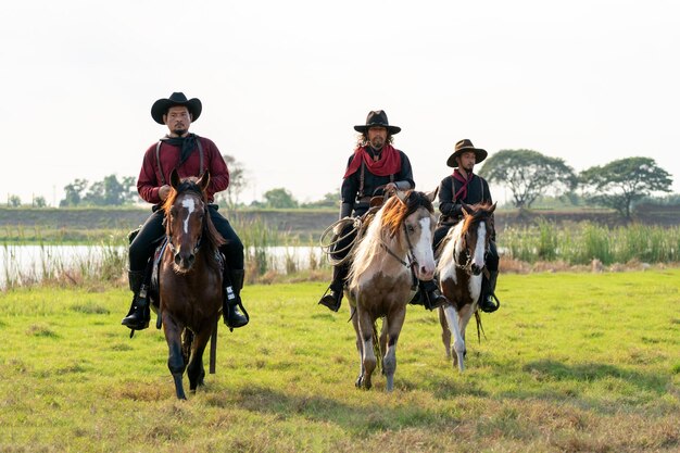 Zdjęcie na koniach grupa jeźdźców na koniach