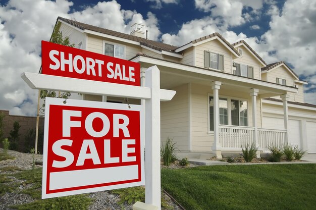 Na krótką sprzedaż dom na sprzedaż znak i dom