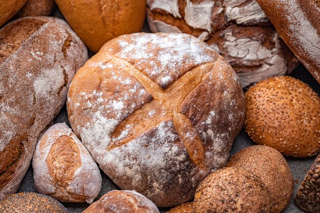 Zdjęcie na kuchennym stole jest świeżo upieczony chleb naturalny.