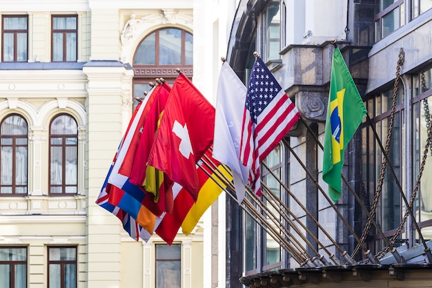 Na masztach powiewają flagi narodowe wielu krajów w Ameryce, Brazylii, Szwajcarii, Wielkiej Brytanii, Rosji, Armenii i innych