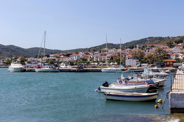Na nabrzeżu wyspy Skopelos Sporady Północne Grecja w letni dzień