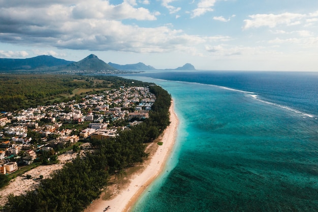 Na Pięknej Plaży Na Wyspie Mauritius Wzdłuż Wybrzeża.