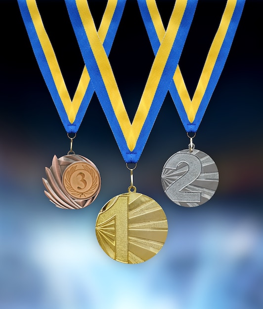 Zdjęcie na pierwszym planie medale złote, srebrne i brązowe