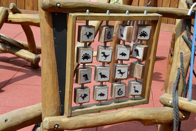 Zdjęcie na placu zabaw różnią się drewniane pudełka