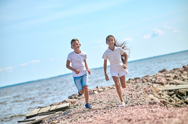 Na plaży. Dwa rodzaje biegania po plaży i świetne samopoczucie?