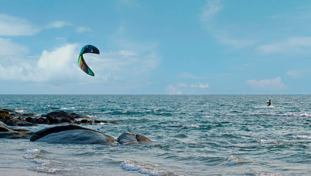 Na Plaży Jest Windsurfing. Podążając Za Morską Bryzą
