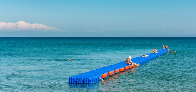 Na przystani pontonowej opalają się goście Zakynthos Laganos