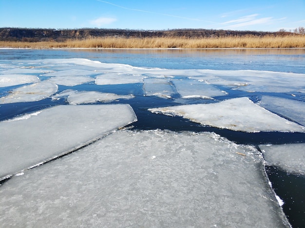 Zdjęcie na rzece unoszą się kry lodowe