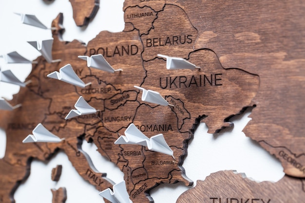 Zdjęcie na ścianie przyklejona jest drewniana mapa świata z zaznaczonymi krajami, które odwiedziły