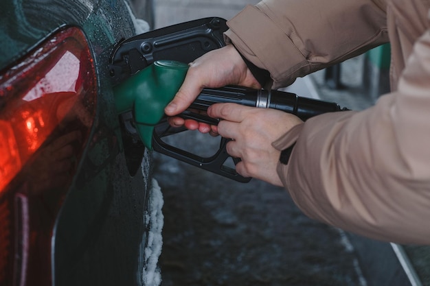 Na stacji benzynowej mężczyzna tankuje swój samochód benzyną