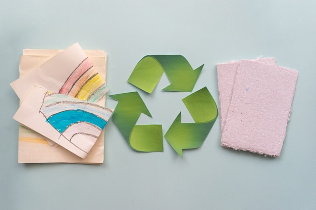 Na Stole Leżą Kartki Papieru I Znak „zero Waste”. Koncepcja Recyklingu Papieru.