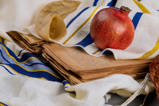 Zdjęcie na stole w synagodze symbole rosz ha-szana jabłko i granat, szofar talith