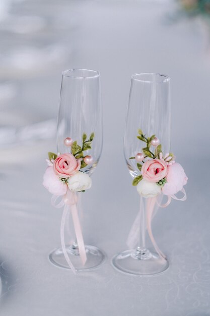 Na stole weselnym leżą dwie puste zdobione szklanki