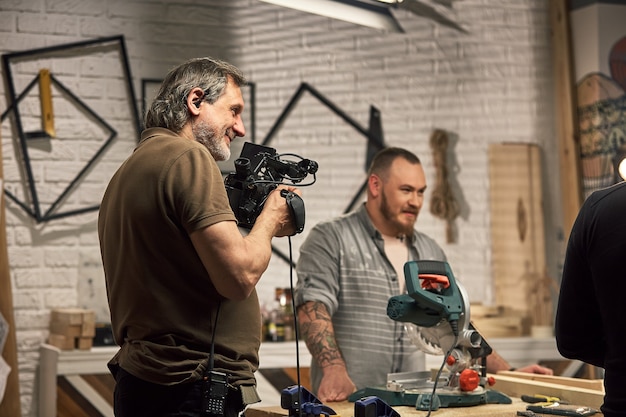 Na Stronie Pracuje Zespół Reżysera, Wideodeoperatorów I Aktorów. Produkcja Wideo, Backstage, Produkcja Treści Wideo.