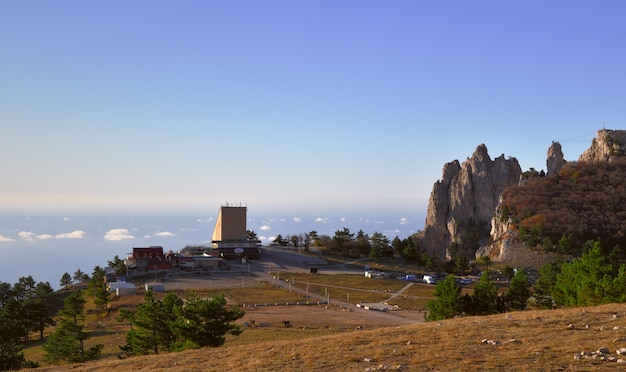 Na Szczycie Aipetri Najwyższa Stacja Kolejki Linowej Na Szczycie Góry Na Tle Błękitnego Nieba