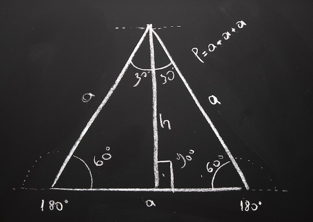 Zdjęcie na tablicy narysowano trójkąt z liczbami 60, 60 i 90, 90, 90, 90 i 90, 90, 90, 90, 90, 90, 90