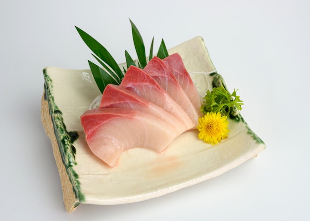 Na talerzu pokrojony surowy sashimi Hamachi