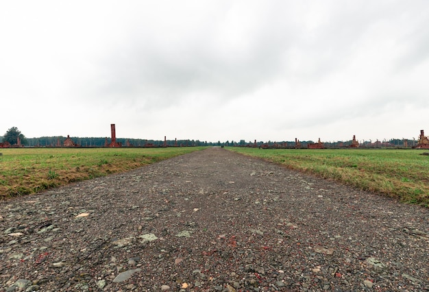 Zdjęcie na teren dawnej elektrowni węglowej prowadzi szutrowa droga.