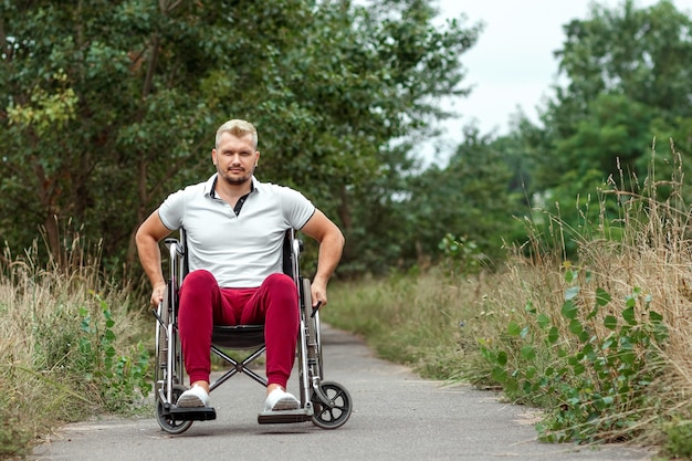 Na Ulicy Na Wózku Inwalidzkim Siedzi Niepełnosprawny Mężczyzna. Pojęcie Wózka Inwalidzkiego, Osoba Niepełnosprawna, Pełne życie, Sparaliżowana, Osoba Niepełnosprawna, Opieka Zdrowotna.