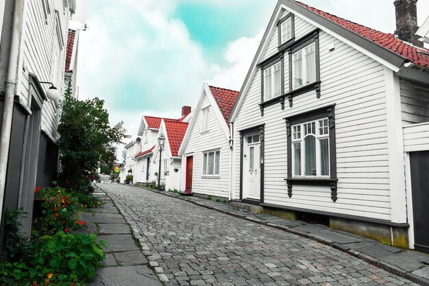 Zdjęcie na ulicy stavanger z białymi domami i chodnikiem