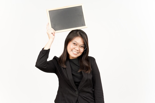 Na zdjęciu prezentująca i trzymająca pustą tablicę z piękną Azjatką ubraną w czarną marynarkę