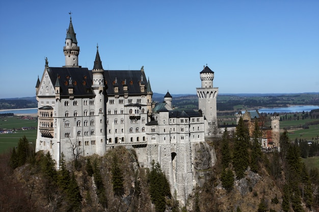 Na zewnątrz piękny średniowieczny pałac Neuschwanstein, Bawaria, Niemcy