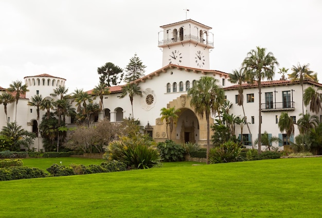 Na zewnątrz Santa Barbara Courthouse w Kalifornii