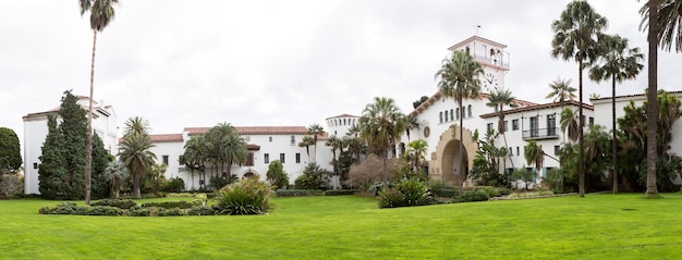 Na zewnątrz Santa Barbara Courthouse w Kalifornii