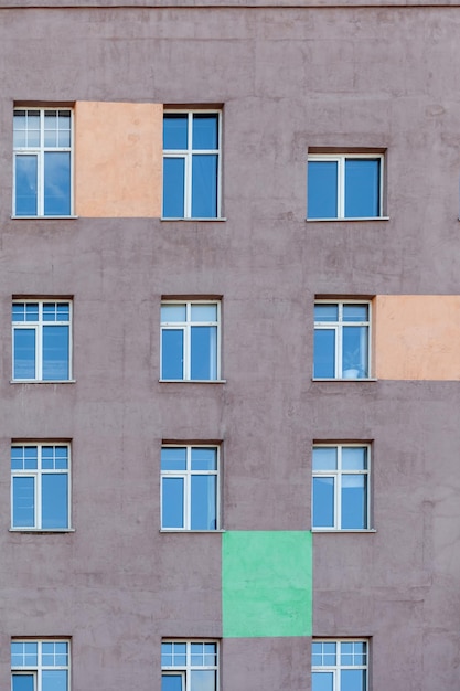 Na Zewnątrz Wysokiego Budynku Z Oknami. Nowo Wybudowany Budynek Biurowo-mieszkalny.