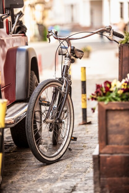 Na zewnątrz zabytkowego roweru zaparkowanego na starej ulicy?