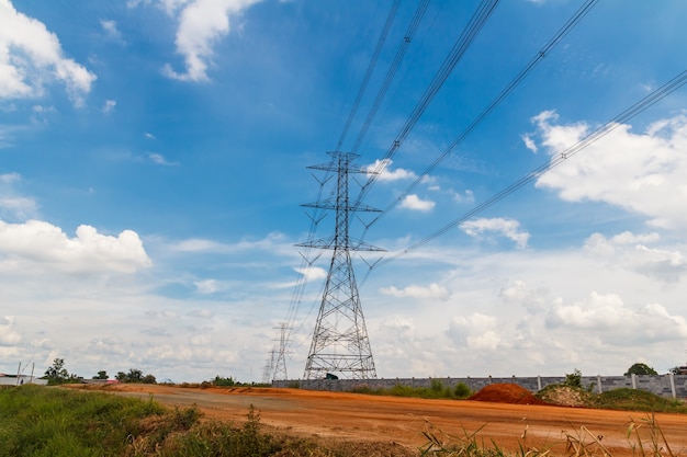 Zdjęcie na zewnątrz znajduje się duży słup elektryczny