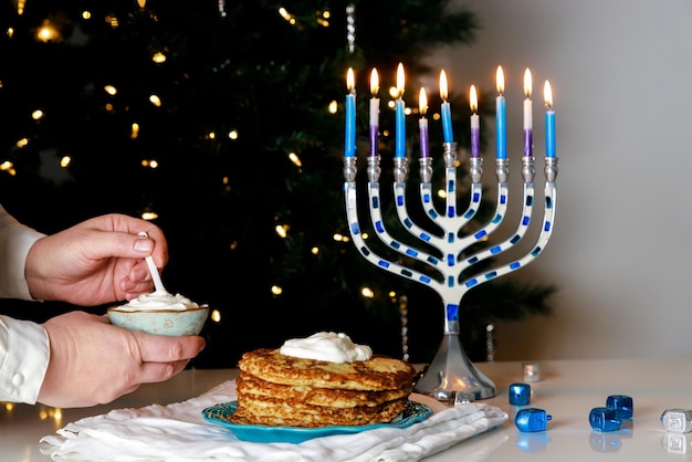 Na żydowskiej kolacji świątecznej zapalana jest menorah Hanukkah i podawane są chrupiące latki ziemniaczane