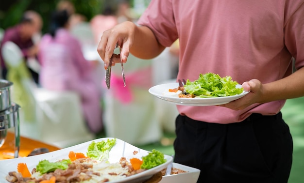 nabieranie jedzenia catering czas kolacji