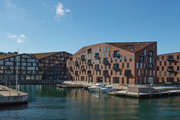 Nabrzeże dzielnicy Christianshavn z łodziami i budynkami mieszkalnymi.