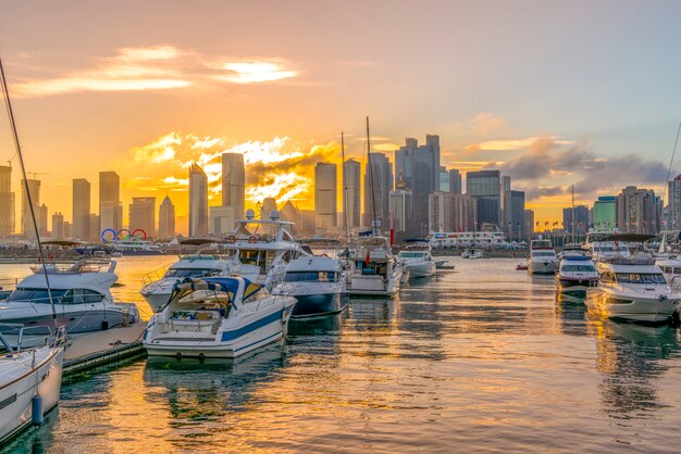 Nabrzeże jachtowe Qingdao Bay i miejski krajobraz architektoniczny