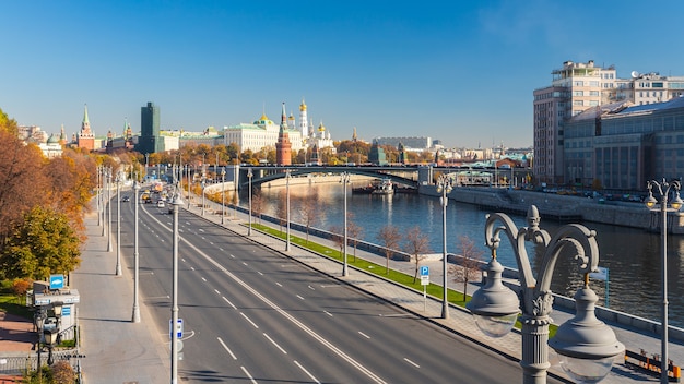 Nabrzeże Kremla nad rzeką Moskwą. na tle Wielki Pałac Kremla, Kościół Kremla. Podróż do stolicy Rosji.