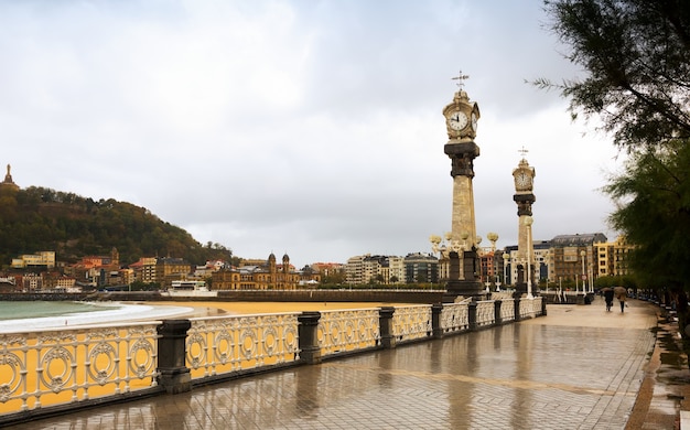 Nabrzeże La Concha w jesienny dzień w Donostia