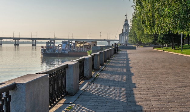 Nabrzeże miasta Dnipro na Ukrainie w słoneczny letni dzień