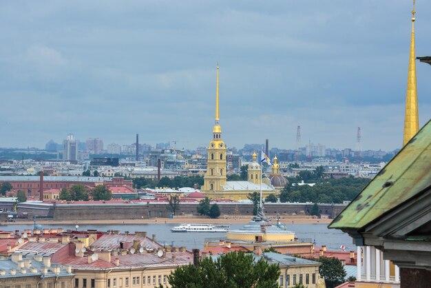 Nabrzeże Newy i twierdza Piotra i Pawła w Petersburgu