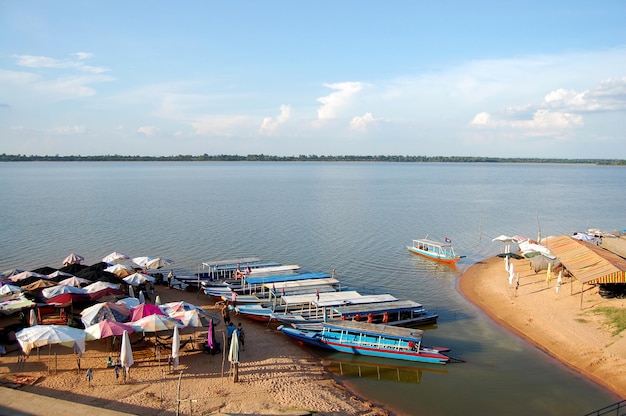 Nabrzeże Portowe Przy Zbiorniku West Baray Lub Baray Teuk Thla Dla Kambodży I Podróży Podróżnych Odwiedza Starożytne Ruiny Budowa świątyni Prasat West Mebon W Angkor Thom Wat W Siem Reap Kambodża