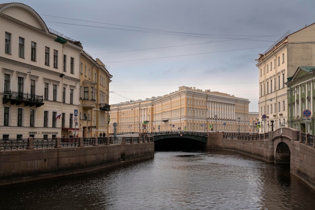 Nabrzeże rzeki Moika i budynek Sztabu Generalnego w letni dzień Sankt Petersburg Rosja