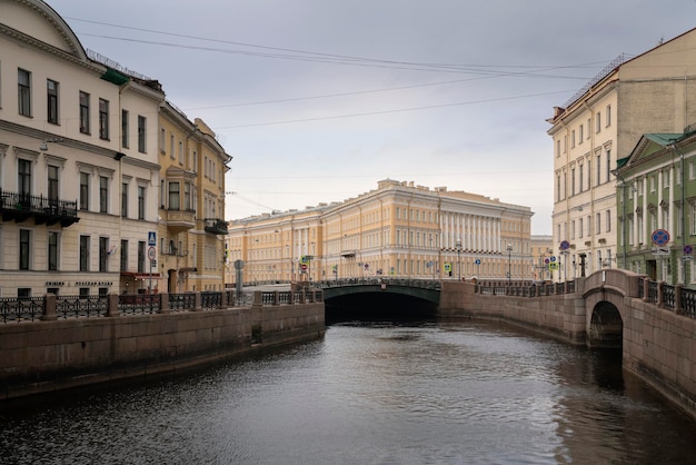 Nabrzeże rzeki Moika i budynek Sztabu Generalnego w letni dzień Sankt Petersburg Rosja