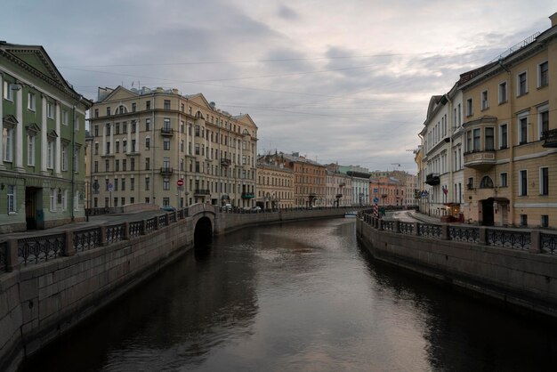 Nabrzeże rzeki Moika i drugi most zimowy w pochmurny wiosenny poranek Sankt Petersburg, Rosja