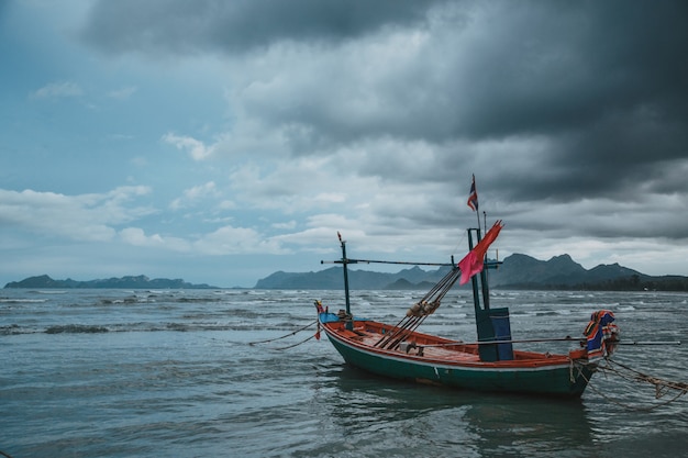 Nabrzeżne łodzie rybackie przy niskim przypływem w lecie Tajlandia