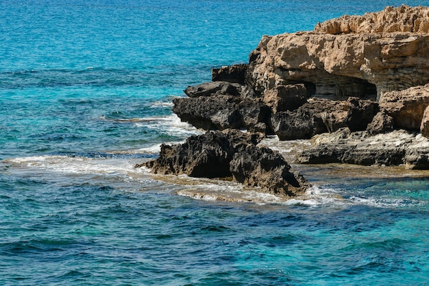 Nabrzeżny widok na jaskinie i morze w Cape Greco Ayia Napa