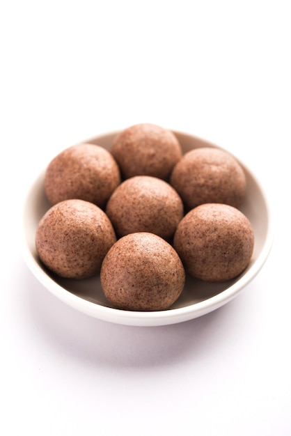 Nachni laddu lub Ragi laddoo lub kulki z prosa, cukru i ghee. To zdrowa żywność z Indii. Podawana w misce lub na talerzu z surową całością i proszkiem. Selektywne skupienie