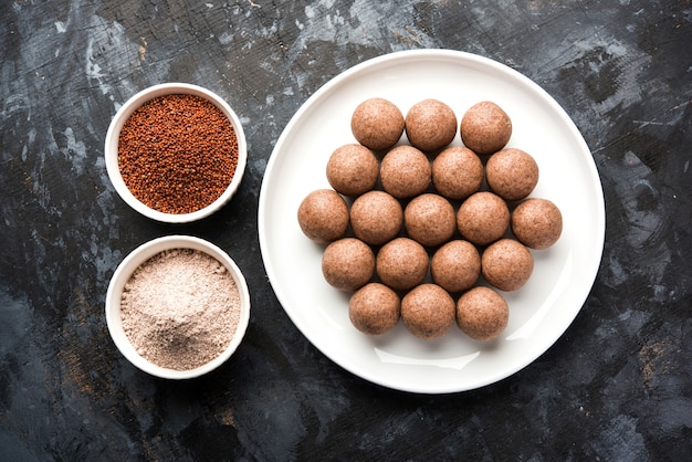 Nachni laddu lub Ragi laddoo lub kulki z prosa, cukru i ghee. To zdrowa żywność z Indii. Podawana w misce lub na talerzu z surową całością i proszkiem. Selektywne skupienie