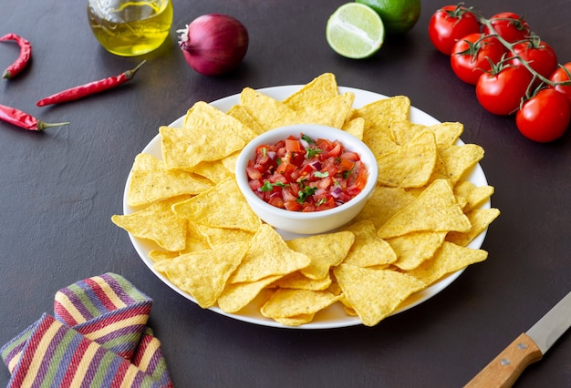 Nachos Z Chipsami Kukurydzianymi Z Dipem Salsa. Meksykańskie Jedzenie. Jedzenie Wegetariańskie.