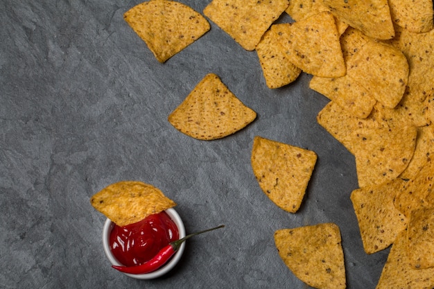 Nachos z ostrym sosem salsa i czerwoną papryczką chili