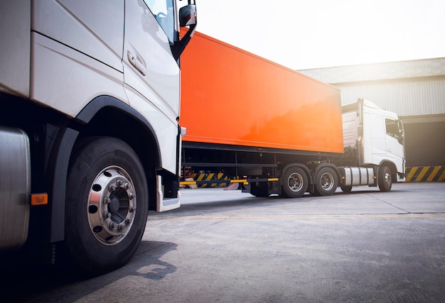 Naczepy Samochody ciężarowe na parkingu Wysyłka Samochody ciężarowe Samochody ciężarowe Samochody ciężarowe Transport Logistyka